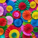 viele gefaltete bunte schirmchen von oben