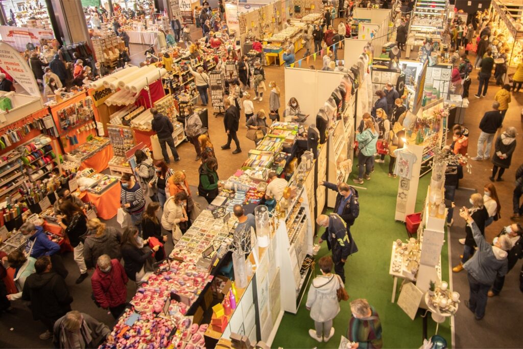 blick von oben auf eine kreativmesse