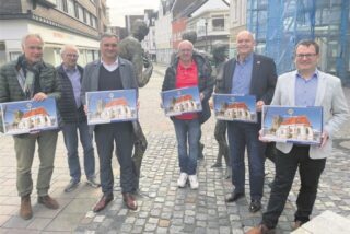 Präsentieren den Adventskalender des Hertener Lionsclubs (v.r.): Romuald Sarholz, Bernhard Felling, Dr. Jürgen Philipp, Lions-Präsident Adrian Rusin, Hans-Heinrich Volkenborn und Dr. Antonius Wermelt.