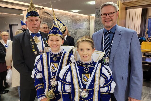 Bei der Proklamation im Rathaus von Oer-Erkenschwick: Das alte und neue Kinderprinzenpaar Eliah I. (Rühl) und Tamina I. (Wewers), Bürgermeister und Prinzessinnen-Papa Carsten Wewers und KG-Präsident Walter Schmidt.