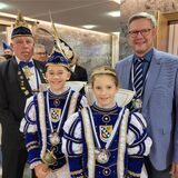 Bei der Proklamation im Rathaus von Oer-Erkenschwick: Das alte und neue Kinderprinzenpaar Eliah I. (Rühl) und Tamina I. (Wewers), Bürgermeister und Prinzessinnen-Papa Carsten Wewers und KG-Präsident Walter Schmidt.