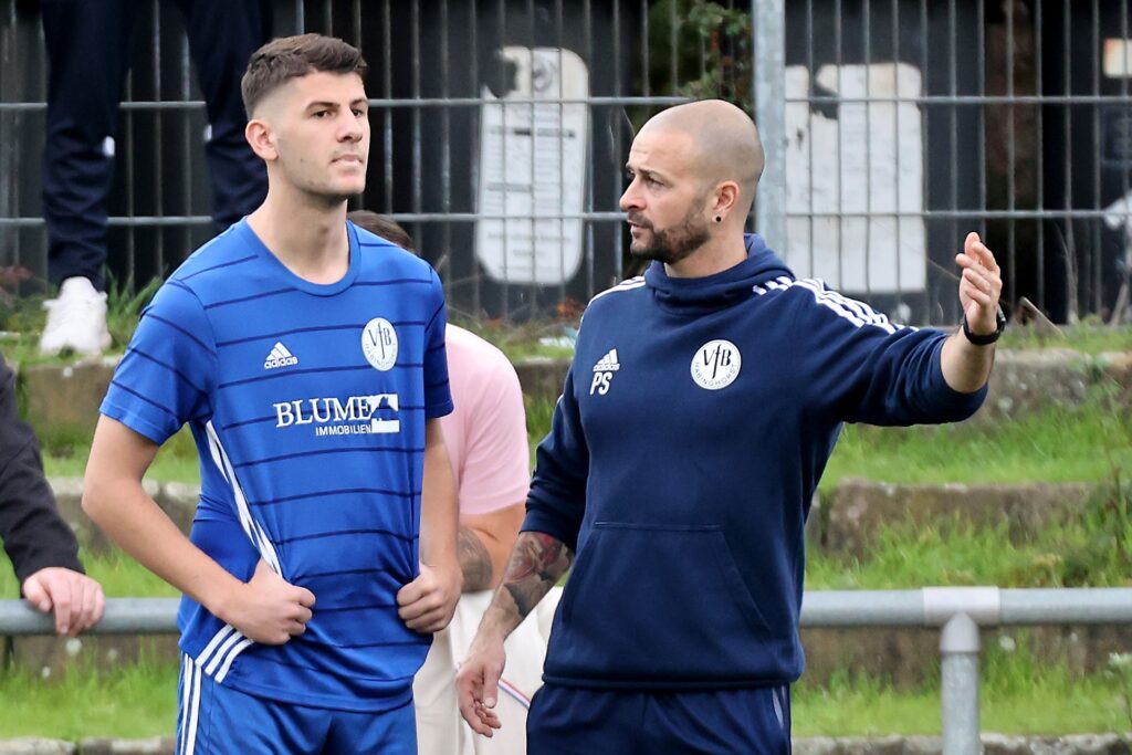 Der VfB Habinghorst, hier mit Coach Patrick Stich (r), trifft auf Aufsteiger DJK Falkenhorst. Der VfB Habinghorst, hier mit Coach Patrick Stich (r), trifft auf Aufsteiger DJK Falkenhorst.