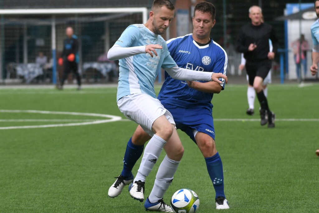 Der SV Wacker Obercastrop II (hellblaue Hemden) mit Goalgetter Ken Schulz treffen auf den FC Herne 57. Der SV Wacker Obercastrop II (hellblaue Hemden) mit Goalgetter Ken Schulz treffen auf den FC Herne 57.