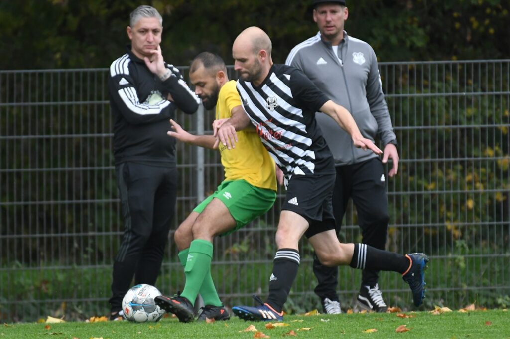 Auch der TuS Henrichenburg III (gestreifte Hemden) läuft am 13. Spieltag wieder auf. Auch der TuS Henrichenburg III (gestreifte Hemden) läuft am 13. Spieltag wieder auf.