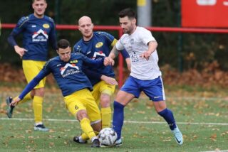 Nach ihrem Derby-Duell gehen der FC Castrop-Rauxel (am Ball mit Mario Djordic) und die Spvg Schwerin in der Bezirksliga wieder getrennte Wege.