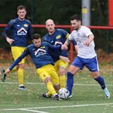 Nach ihrem Derby-Duell gehen der FC Castrop-Rauxel (am Ball mit Mario Djordic) und die Spvg Schwerin in der Bezirksliga wieder getrennte Wege.