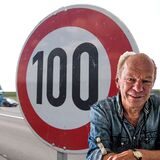 Die Montage zeigt Pfarrer Harald Wagner aus Recklinghausen vor einem Tempo-100-Schild an einer Autobahn, auf der ein Lkw und ein Auto fahren.