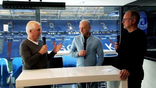 Moderator Jörg Seveneick (r.) talkt mit Klaus Fischer(l.) und Rüdiger Abramczik über den Sieg gegen den 1. FSV Mainz 05.