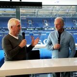 Moderator Jörg Seveneick (r.) talkt mit Klaus Fischer(l.) und Rüdiger Abramczik über den Sieg gegen den 1. FSV Mainz 05.