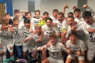 Die C-Jugend von BWW Langenbochum feiert in der Kabine