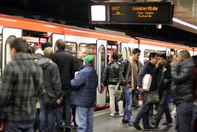 Menschen stehen an einer U-Bahn-Haltestelle im Hauptbahnhof