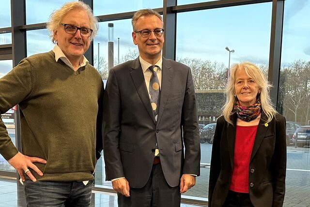 Die Grünen-Fraktionsspitzen Ulrich Langhorst (l.) und Ingrid Reuter freuen sich über die Wahl ihres Kandidaten Stefan Szuggat.