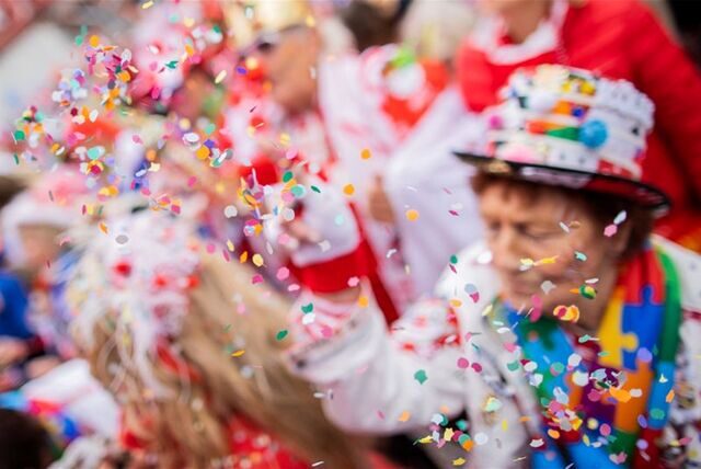 Jecken feiern Karneval.