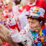 Jecken feiern Karneval.