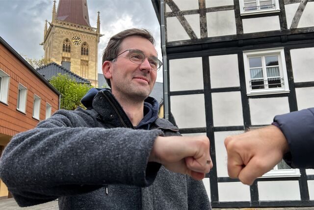 Papatastisch-Autor Thomas Raulf hält seinem Gegenüber zur Begrüßung die Faust entgegen Faustgruß Fistbump