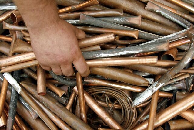Eine Diebesbande soll im Ruhrgebiet Hunderte Kilogramm Metall erbeutet haben. Jetzt stehen sechs Männer in Bochum vor Gericht. (Symbolbild)