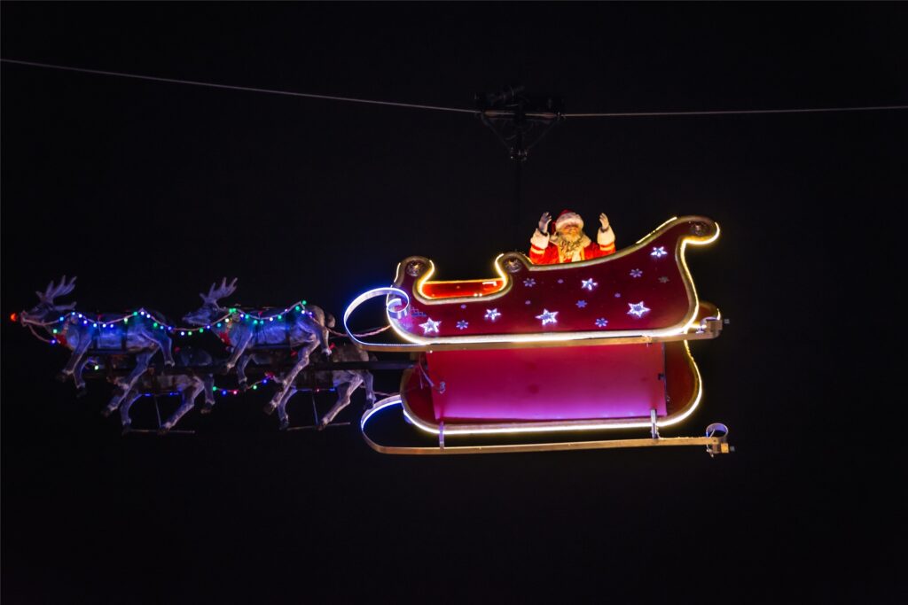 Der fliegende Weihnachtsmann schwebt in seinem Schlitten über den Cranger Weihnachtszauber.