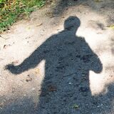Einer 78-Jährigen lief am Dienstag (13.6.) auf dem Florian-Polubinski-Weg ein Exhibitionist über den Weg. Und bei dem einen Mal blieb es nicht. 
Der Schatten eines Mannes auf einem Waldweg.