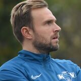 Könoigsborns Co-Trainer Kevin Jagusch steht mit verschränkten Armen am Spielfeldrand und sieht das Spiel seiner Mannschaft.