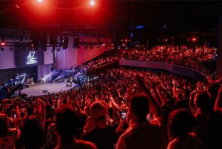 menschenmasse in einer konzerthalle jubelt