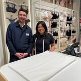Gerrit Beckemann und Filialleiterin Joan Pötting stehen am Verkaufstresen des Unterwäscheladens „Change Lingerie“