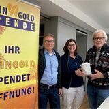 Lambert Lütkenhorst und Klaus Dornhöfer vom Dorstener Hospizverein holten die erste Zahngold-Spende bei Zahnarzt-Sprecherin Dr. Swantje Engels ab.