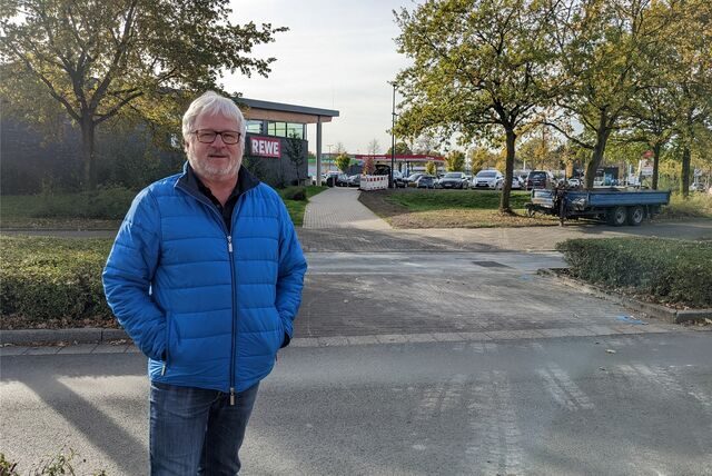 Detlef Schulz vor dem Nahversorgungszentrum an der Händelstraße. Er wohnt am Leharweg und fordert, dass vom Wohngebiet aus ein Fußgängerüberweg dorthin eingerichtet wird.