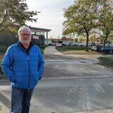 Detlef Schulz vor dem Nahversorgungszentrum an der Händelstraße. Er wohnt am Leharweg und fordert, dass vom Wohngebiet aus ein Fußgängerüberweg dorthin eingerichtet wird.