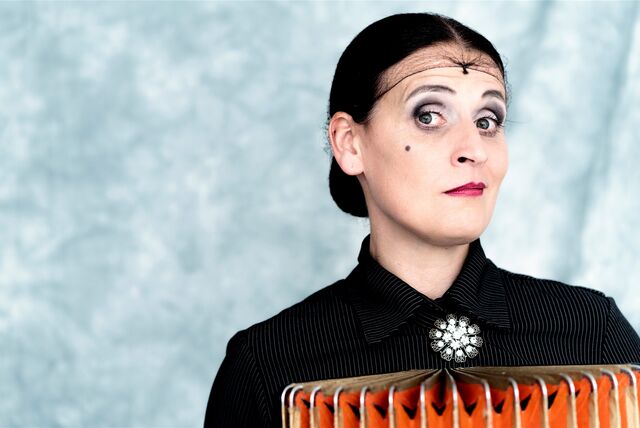 Carmela de Feo kommt als La Signora in die Stadthalle.