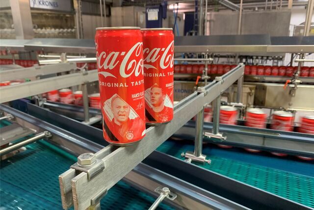 Bundestrainer Hansi Flick ist wie Stammtorhüter Manuel Neuer auf den WM-Dosen von Coca-Cola zu sehen.