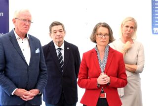 Zu Gast an der Breewiese: Ina Scharrenbach, Ministerin für Heimat, Kommunales, Bauen und Gleichstellung, unterzeichnete im Beisein von Hubert und Kirsten Schulte-Kemper u. a. mit Marls Bürgermeister Werner Arndt einen Kooperationsvertrag.