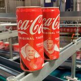 Bundestrainer Hansi Flick ist wie Stammtorhüter Manuel Neuer auf den WM-Dosen von Coca-Cola zu sehen.