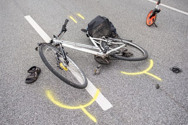 Ein Fahrrad liegt nach einem Verkehrsunfall auf der Straße