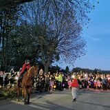 Kinder und St. Martin auf dem Pferd bei einem Martinsumzug in Merklinde.