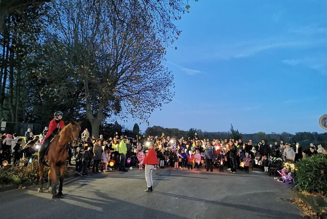 Kinder und St. Martin auf dem Pferd bei einem Martinsumzug in Merklinde.