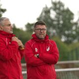 Warm anziehen fürs Derby: Das Deutener Trainer-Duo Markus Falkenstein (l.) und Marek Swiatkowski steht am Sonntag gehörig unter Druck.
