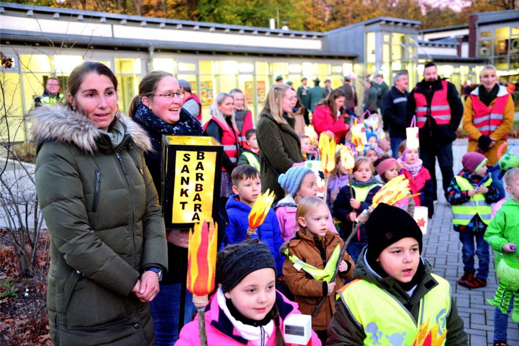 Auf dem Hof der Käthe-Kollwitz-Schule begann das Martinsspiel. Auf dem Hof der Käthe-Kollwitz-Schule begann das Martinsspiel.