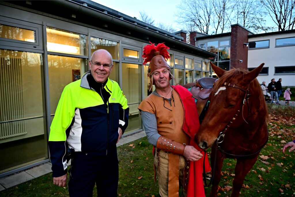 Bei den Vorbereitungen: Bezirksbeamter Michael Lotze mit St. Martin (Georg Klimek) und seinem Pferd Joy. Bei den Vorbereitungen: Bezirksbeamter Michael Lotze mit St. Martin (Georg Klimek) und seinem Pferd Joy.