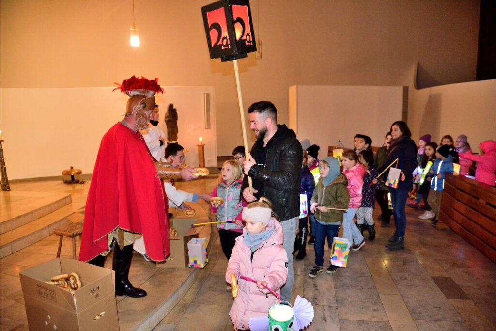 Den Kindern in St. Barbara überreichte St. Martin viele Brezeln. Den Kindern in St. Barbara überreichte St. Martin viele Brezeln.