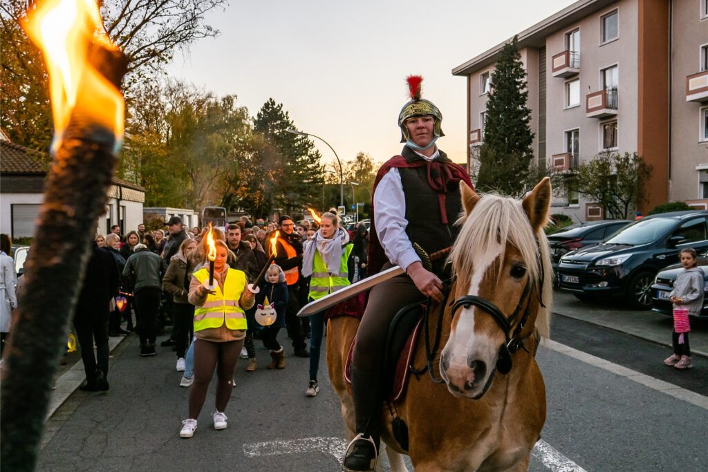 Sankt Martina alias Nancy Riedel führte hoch zu Ross den Zug an der Auferstehungskirche an. Sankt Martina alias Nancy Riedel führte hoch zu Ross den Zug an der Auferstehungskirche an.