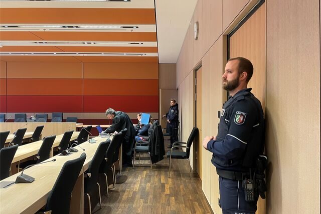 Gerichtssaal mit Polizeibeamten.
