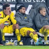 Mats Hummels, Emre Can und Nico Schlotterbeck sitzen enttäuscht auf der Bank.