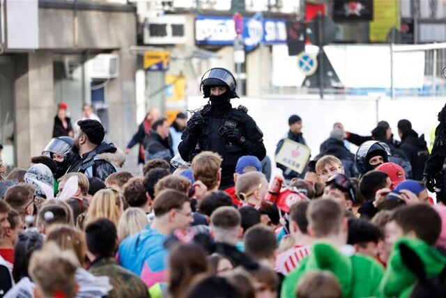 Polizeibeamte haben den Zugang zur Zülpicher Straße wegen Überfüllung abgeriegelt. Foto: Thomas Banneyer/dpa
