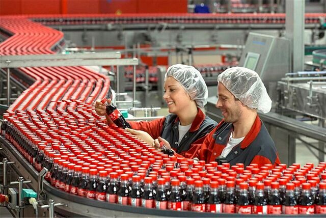 Zwei Arbeiter in einer Coca-Cola-Fabrik