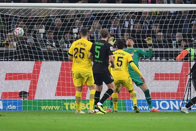 Ramy Bensebaini trifft gegen den BVB per Kopf.