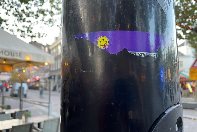 In Amsterdam kleben Sticker an Laternenpfählen.