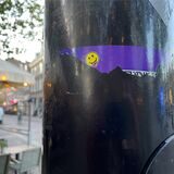 In Amsterdam kleben Sticker an Laternenpfählen.