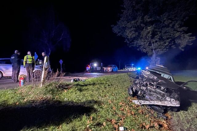 Unfallwagen liegt in Dorsten, An der Wienbecke, in einem Graben