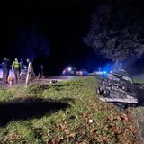 Unfallwagen liegt in Dorsten, An der Wienbecke, in einem Graben