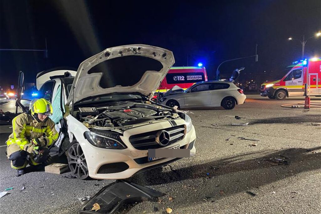 Beide Autos haben große Schäden davongetragen. Beide Autos haben große Schäden davongetragen.